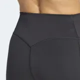 Calza corta deportiva Adidas modelo Optime Workout 3 Rayas, de color negro, tiro alto y ajuste ceñido. Confeccionada con tecnología Lycra® Sport y Adimove, cuenta con un bolsillo práctico en el muslo y detalle de las tres tiras características de la marca en el lateral.