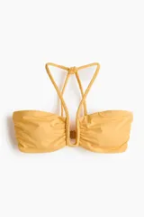 Top de bikini strapless de color amarillo con relleno y tirantes halter trenzados.