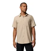 Camisa de manga corta Columbia modelo Silver Ridge II, color beige, con bolsillos frontales en el pecho, cuello clásico y cierre de botones. Confeccionada con tecnologías de protección solar y absorción de humedad.