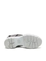Sandalia de plataforma con capellada de cuero sintético en tono gris metalizado, diseño de aberturas laterales y talón descubierto con tira ajustable. Cuenta con una suela de goma dentada en color blanco y entresuela de EVA.
