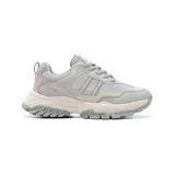 Zapatillas deportivas urbanas color gris claro con detalles en rosa pastel.