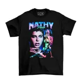 Remera negra de algodón con estampado gráfico frontal estilo vintage que presenta imágenes de la artista Nathy Peluso en tonos neón.
