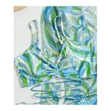 Conjunto de traje de baño de tres piezas con estampado de hojas tropicales en tonos blanco y negro. Incluye un top tipo tankini con cordón ajustable en el centro, un short de tiro alto y una camisa abierta de manga larga tipo salida de baño.