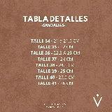 Sandalias de cuero color bordó con tres tiras horizontales sobre el empeine y pulsera al tobillo, ambas con apliques de tachas plateadas.