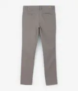 Pantalón slim de sarga color gris, con cintura con trabillas, cierre de botón y cremallera, y bolsillos laterales y traseros.
