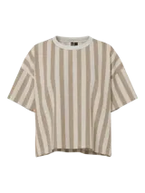 Remera a rayas color beige y blanco, de manga corta, cuello redondo, hombros caídos y calce holgado, confeccionada en tejido de punto rizo.