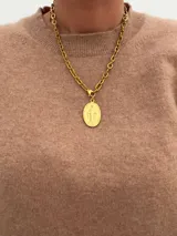 Collar de cadena de eslabones gruesos con dije de medalla milagrosa en acabado dorado.