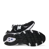 Championes deportivos New Balance 530 de estilo retro, color negro con detalles en blanco y gris. Cuenta con capellada de malla transpirable, superposiciones sintéticas, cordones blancos y suela con tecnología ABZORB.