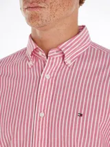 Camisa de hombre Tommy Hilfiger de manga corta con cuello abotonado y diseño a rayas verticales rojas y blancas.