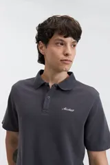 Remera polo de manga corta con textura tipo waffle, color marrón, con cuello clásico y logo bordado en el pecho.