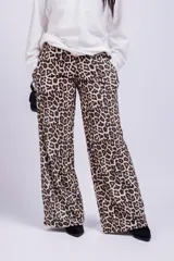 Pantalón palazzo con estampado animal print de leopardo en tonos marrón y negro.