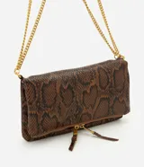 Cartera bandolera de tamaño mediano con estampado de piel de serpiente en tonos marrones y negros. Cuenta con asa de cadena dorada, solapa frontal y detalles de cierres metálicos con tiradores de cuero.