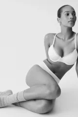 Pack de dos soutiens con aros, confeccionados en microfibra lisa con detalles de encaje en el borde de las copas. Cuentan con copas acolchadas, breteles ajustables y cierre de corchetes en la espalda.