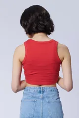 Musculosa crop de rib color rojo, sin mangas, con escote redondo y ajuste al cuerpo.