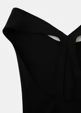 Body negro de diseño entallado, con escote redondo y tirantes anchos.