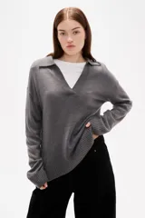 Sweater de punto color gris, con cuello polo y escote en V, de manga larga y calce relaxed.