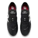 Championes de fútbol New Balance modelo 442, color negro con logo lateral en blanco y detalles en el talón. Presenta una estructura de cuero con suela de tapones diseñada para césped natural.