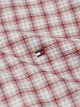 Camisa de hombre Tommy Hilfiger de manga larga, con cuello abotonado, cierre con botones y diseño de cuadros pequeños en tonos rojo y blanco.
