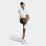 Campera deportiva Adidas de corte holgado, con cuello alto, cierre frontal completo y bolsillos laterales con cierre. Presenta un diseño en tonos gris y lila con detalles reflectivos.