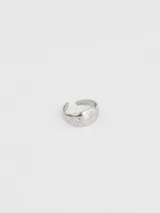 Anillo de acero plateado ajustable, de diseño ancho con grabados de estrellas y puntos en relieve.