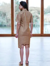 Vestido negro de algodón y lino con textura en la parte delantera, corte a la rodilla y mangas cortas.