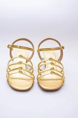 Sandalia dorada metalizada con tiras finas y taco bolita.