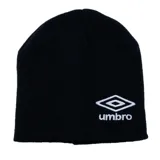 Gorro tipo beanie de tejido de punto color negro, con el logo de la marca Umbro bordado en color blanco en la parte frontal.