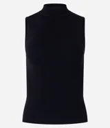 Blusa de punto acanalado color blanco, sin mangas y con cuello alto, de corte ajustado al cuerpo.