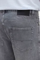 Bermuda de jean clásica gris con efecto deslavado, corte standard, bolsillos laterales y traseros, y presillas para cinto.