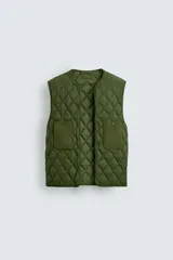 Parka técnica color verde militar de corte relaxed fit con cuello subido y capucha desmontable. Cuenta con bolsillos con solapa en el pecho y en la cadera, cintura ajustable con cordón y cierre frontal de cremallera oculta por solapa con botones a presión. Incluye un chaleco interior desmontable acolchado.