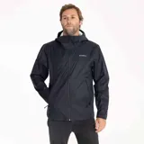 Campera impermeable Merrell modelo Fallon Rain Shell, color negro, con capucha ajustable, cierre frontal completo y bolsillos laterales con cierre. Confeccionada en nylon reciclado con tecnología resistente al agua y al viento.