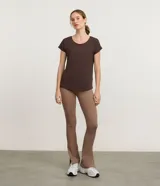 Remera deportiva de microfibra texturizada color marrón, con mangas cortas y recortes en los laterales.