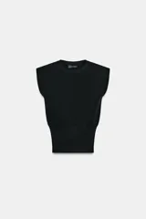 Top de punto negro con cuello redondo, manga sisa, hombreras marcadas y diseño ajustado con rib en el bajo.