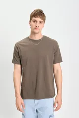 Remera de manga corta color verde militar, con diseño clásico de cuello redondo y corte recto.