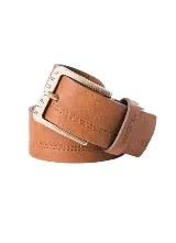 Cinto de cuero sintético marrón con costuras dobles decorativas y hebilla metálica rectangular con la marca grabada.