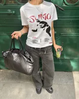 Remera blanca de manga corta y cuello redondo, con estampa frontal inspirada en la banda Sumo y su álbum After Chabón en colores negro y rojo.