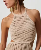 Vestido largo negro calado de malla con lunares brillantes, cuello halter, cortes en los laterales, aberturas laterales y forro.