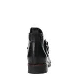 Bota corta de cuero negro con diseño clásico, punta redonda y taco bajo. Presenta una tira decorativa con hebilla metálica lateral y elástico en el costado para facilitar el calce.