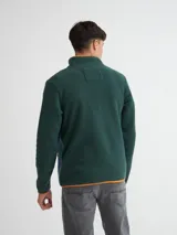 Buzo de polar color borgoña y marrón, con cuello alto con botones a presión y bolsillos laterales.