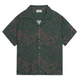 Camisa de manga corta Critical Slide modelo Scratch Resort, de color verde oscuro con estampado de líneas finas en tono rojizo y cuello cubano.