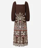 Vestido midi de viscosa con estampado de follaje, escote cuadrado y mangas largas con puños elásticos. Presenta un corte evasé y un lazo fino en la cintura.