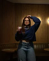 Buzo azul marino de corte clásico con cuello redondo, puños y cintura acanalados. Presenta un bolsillo cuadrado en el pecho y logo de la marca bordado en blanco.