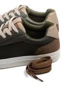 Championes Milán de diseño clásico, confeccionados en ecocuero marrón con detalles en ecogamuza en la puntera y talón, suela de goma blanca y cordones beige.