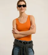 Musculosa básica de poliamida color naranja, con escote en U y breteles anchos. Diseño ajustado al cuerpo, ligero y fresco.