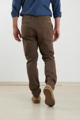 Pantalón chino de hombre color verde oscuro, corte slim, confeccionado en algodón con elastano, con triple pespunte en las costuras y botones al tono.