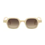 Lentes de sol unisex con montura cuadrada color crema y lentes marrones degradé. Fabricados con plástico reciclado.