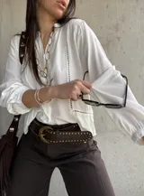 Camisa clásica blanca de manga larga con detalles de vainicas verticales y encaje, cuello mao y cierre frontal con botones.