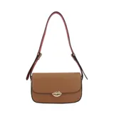 Cartera tipo bandolera de cuero sintético color tostado, con solapa frontal y cierre mediante broche metálico en forma de labios. Posee correa regulable con interior en contraste color rosado y logo de la marca grabado en la parte inferior.