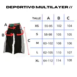 Pantalón deportivo negro de corte ancho, con tres franjas blancas verticales a lo largo de las piernas. La cintura es elástica y presenta un forro interior con estampado a cuadros en tonos verde y negro.