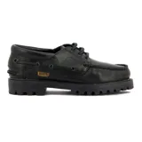 Zapato náutico de cuero negro con cordones, suela de goma track y detalle de etiqueta con logo "Country" en el lateral.